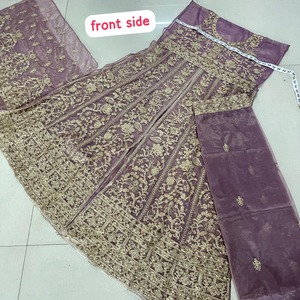 Filet papillon d'excellente qualité et robe en tissu croquant pour femmes, festivals et réceptions disponibles à la vente - Product Image 4