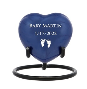 Opción de soporte de urna de corazón grabado para bebé prematuro azul pintado a mano perfecto para exhibición en el hogar grabado personalizado - Product Image 1