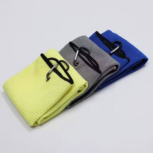 Serviette de golf gaufrée résistante aux intempéries avec anneau métallique antirouille pour équipement d'entraînement en extérieur - Product Image 1