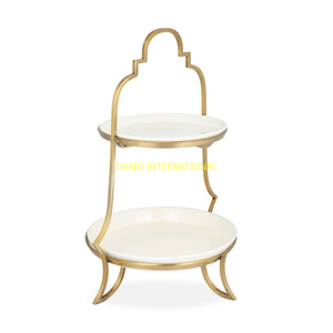 แท่นเสิร์ฟ2ชั้นพร้อมถาดเคลือบสีขาวและกรอบโลหะสีทองสำหรับวางเค้กของหวานผลไม้หรูหรา - Product Image 1