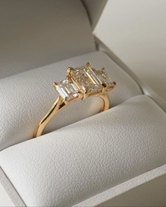 Anillo de Compromiso de Tres Piedras con Diamante Cultivado en Laboratorio de Corte Esmeralda de 3 Quilates, Certificado IGI, Elegante Engaste de Oro de 14 Quilates - Product Image 2