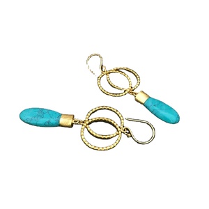 Boucles d'oreilles élégantes en pierre turquoise Bijoux en laiton plaqué or faits à la main avec réglage de lunette Style tendance Personnalisé OEM/ODM - Product Image 1