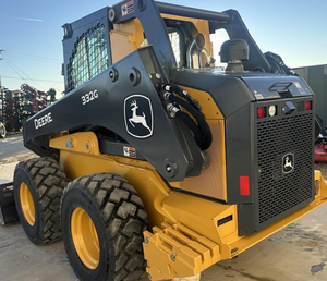 Chargeuse compacte John Deere 332G puissante avec chenilles en caoutchouc, cabine fermée, pompe d'origine, moteur à haut débit hydraulique - Product Image 4