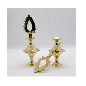 Surmedani en laiton vintage, adapté aux espaces de beauté d'inspiration antique, avec des sculptures artistiques et un attrait authentique - Product Image 3