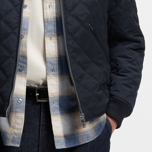 Veste matelassée pour homme avec fermeture éclair, matière douce et confortable pour un style streetwear décontracté, avec logo personnalisé, design de haute qualité - Product Image 4