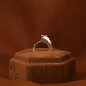 Anillo de compromiso de diamante cultivado en laboratorio de corte de pera rosa con pera pequeña y Diamante redondo cultivado en laboratorio en oro sólido de 14 quilates - Product Image 6