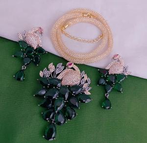 Ensemble de pendentifs en laiton plaqué or de créateur avec boucles d'oreilles et pierres en zircon pour les femmes, à porter lors de mariages et de fêtes - Product Image 2