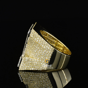 Rehaussez votre style avec une bague pour homme entièrement cloutée en diamants ronds de laboratoire taille brillant et baguette en argent sterling 925 - Product Image 5