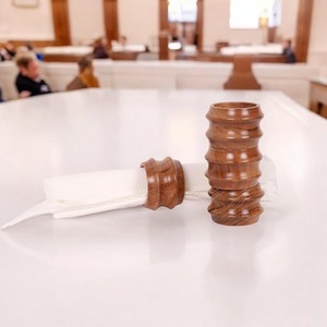 Meilleures ventes : Anneaux de serviette en acrylique transparent pour mariage, écologiques, durables, en stock, couleurs personnalisables, au meilleur prix, motif fleur artisanal - Product Image 4