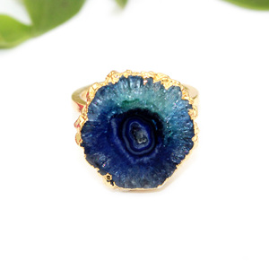 Anillo de mujer galvanizado de oro con diseño de flor de cuarzo Solar azul Natural de estilo Vintage clásico para compromiso al por mayor de La India - Product Image 1