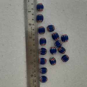 Cuentas de vidrio de Chevron rayadas hechas a medida con rayas azules, blancas y rojas en tamaños mini ideales para diseñadores de joyas - Product Image 2