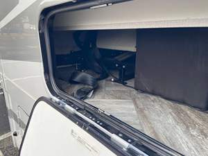 Autocaravana Clase C Mercedes-Benz Sprinter 3500XD Sunseeker 2021 ~4,200 Millas, Motor Turbodiésel V6, Cama Queen-Size, Fabricada en Emiratos Árabes Unidos - Product Image 2