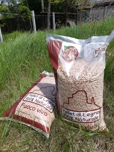 Nouveaux granulés de bois haut de gamme 6mm EN Plus A1 classe Pellet Abete en sacs de 15kg granulés de bois prix bon marché - Product Image 4