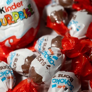 Oferta Limitada: Kinder Schokobons, Bocaditos de Chocolate con Relleno Cremoso de Avellanas, Snack Favorito de los Niños, Venta al Por Mayor para Exportación - Product Image 5