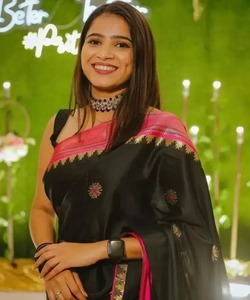 ชุดแต่งงานผ้าซาตินส่าหรีที่สดใสสดใส พร้อมดีไซน์พิมพ์ลายและรายละเอียดนัวเนียเพื่อช่วงเวลาที่ไม่ลืม - Product Image 6