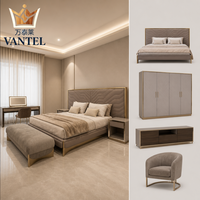 Ensemble de mobilier de chambre d'hôtel de luxe sur mesure : lit moderne, armoire, table de chevet, bureau et banc pour projets hôteliers