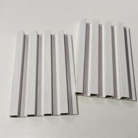 Revêtement composite décoratif en WPC anti-UV, résistant à l'humidité, imperméable, panneaux rainurés pour les loisirs à domicile, les intérieurs commerciaux