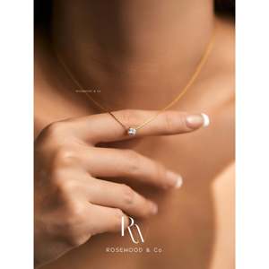 Collana Solitario con Diamante CZ Singolo Galleggiante in Oro, Impermeabile e Inossidabile, per Uso Quotidiano, Girocollo Delicato con Strass per Stratificazione - Product Image 4