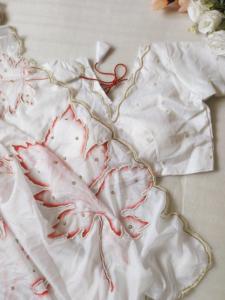 Saree blanc en soie Tebby doux de boutique indienne pour le festival avec chemisier exclusif assorti de fantaisie Saree pour femmes le plus vendu - Product Image 3