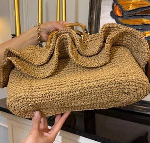 Bolso de Rafia Tejido a Mano: Bolso Boho Beige con Asas de Bambú - Product Image 2