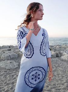 เดรสยาวลายมัดย้อมสำหรับฤดูร้อนแบบใหม่สำหรับผู้หญิง คอวี ปักลาย แขนสามส่วน เหมาะสำหรับใส่ไปเที่ยวชายหาดหรือรีสอร์ท - Product Image 6