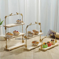 Support à gâteau en marbre blanc et métal, design tendance, fabrication artisanale, finitions de qualité, idéal pour les cadeaux de mariage