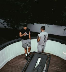 เสื้อยืดผ้าฝ้ายถักนิตติ้งทรงพอดีตัวสไตล์วินเทจแขนสั้นระบายอากาศได้ดีไซส์ใหญ่พิเศษรุ่น INS - Product Image 1