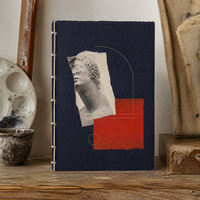 Carnet d'art personnalisé LABON en tissu bleu marine, couverture rigide, reliure cousue apparente, pages vierges, ruban géométrique rouge sculpté