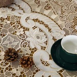 Mantel Rectangular Resistente Bordado de Algodón, Lino y Poliéster con Apliques <span class=keywords><strong>Bordados</strong></span>, Colección de <span class=keywords><strong>Manteles</strong></span> Nueva York - Product Image 3