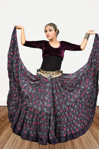 Falda Lehenga Bandhani Gris con Choli de Terciopelo y Cinturón Kuchi Antiguo para Actuaciones Escénicas - Product Image 4