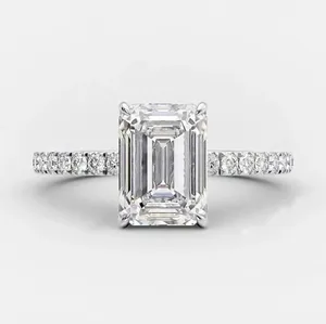 Anillo de Diamante Moissanita Certificado de Corte Esmeralda de 3 Quilates en Plata 925 con Halo Oculto, Elegante Anillo de Bodas para Mujer - Product Image 1