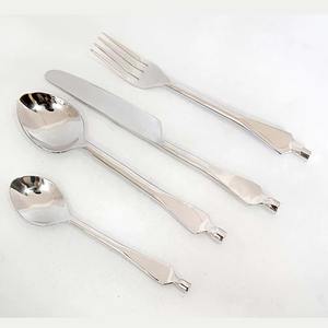 El glamuroso juego de cubiertos de acero inoxidable es una inversión inteligente para una vajilla duradera con un brillo radiante que cautiva el apetito. - Product Image 1