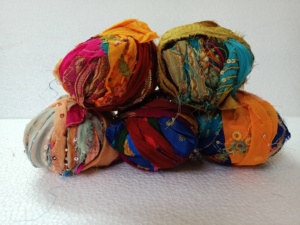 ลูกบอลริบบิ้นผ้าส่าหรีปักแบบกําหนดเองทําจากผ้าไหมส่าหรีรีไซเคิลเหมาะสําหรับร้านค้าจัดหาเส้นด้ายและเส้นใยฝีมือ - Product Image 4