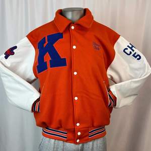 Chaqueta Bomber Varsity de Béisbol con Cuello Alto, Delgada, Unisex, con Logotipo Personalizado al por Mayor, con Logotipo Frontal en Chenille - Product Image 1