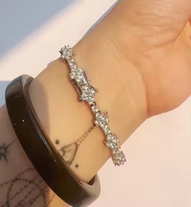 สร้อยข้อมือเพชรโมอิสสีขาวทอง18K สร้อยข้อมือไม้กางเขนที่ได้รับการรับรองของขวัญกำไลข้อมือเพชร VVS1รูปตัว D ที่มีเอกลักษณ์ - Product Image 3