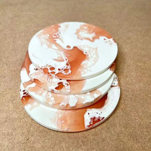 Juego de posavasos de resina hecho a mano con detalles florales incrustados, alfombrillas epoxi perfectas para una elegante mesa de comedor, sala de estar y regalos - Product Image 1