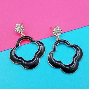 Pendientes colgantes Kriaa Black Meenakari chapados en oro con piedra austriaca 1314119F Accesorio de moda - Product Image 1