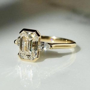 แหวนมอสซาไนต์เงินแท้ทรงวินเทจทันสมัย 1.75 กะรัต ทรงเอเมอรัลด์ 6x8 มม. ประดับด้วยพลอยทรงลูกแพร์ 2 เม็ดด้านข้าง ตัวเรือนแบบเบเซลเซ็ตติ้ง 3 เม็ด - Product Image 3