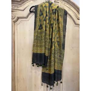 Châle en soie Tussar Ajrakh imprimé motif temple Ocre Jade, Écharpe élégante pour femme - Product Image 5