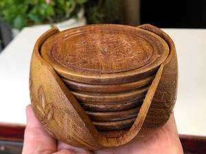 Dessous de verre en bois au design attrayant en bois massif avec surface polie lisse pour la sécurité des boissons et la décoration - Product Image 3