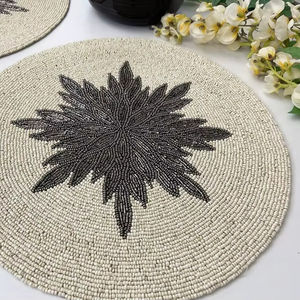 แผ่นรองจานปักลายหรูหรา ทำมือ ลายเรียบง่าย เป็นมิตรกับสิ่งแวดล้อม ประดับด้วยลูกปัด สไตล์อินเดีย ปรับแต่งได้ สำหรับงานแต่งงาน งานเลี้ยงที่บ้าน - Product Image 1