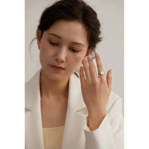 Anello Ovale in Madreperla e Oro - Elegante Gioiello - Product Image 4