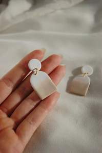 Elegantes pendientes de resina tallados a mano en tonos Pantone con estampados de animales y detalles en purpurina joyería de moda para mujer - Product Image 4