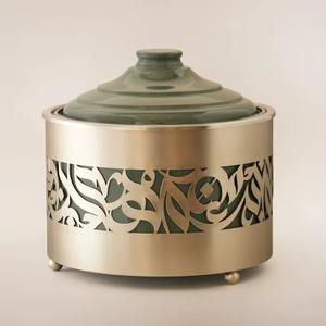 Cacerola árabe de metal color dorado con caligrafía árabe y tapa negra que ofrece una conductividad térmica excepcional. - Product Image 3