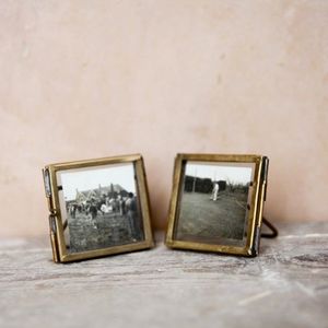 Cadre photo en métal industriel pour les espaces de style loft, avec une texture audacieuse, une construction durable, un design d'affichage mural haut de gamme - Product Image 1