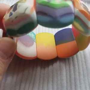 Bracelet de marque personnalisé de qualité supérieure fabriqué à la main en résine de couleur personnalisée bijoux de mode pour les femmes de l'Inde. - Product Image 6