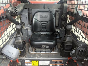 Minicargadora Kubota SSV65 2015: cargadora compacta fiable con diseño de elevación vertical - Product Image 5