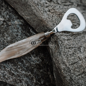 Ouvre-bouteille en corne fait main de qualité supérieure pour les cadeaux et les essentiels du bar à la maison par Tradebyd - Product Image 5