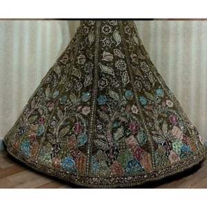 Luxueux ensemble nuptiale Lehenga avec broderie détaillée et embellissements de paillettes pour les fêtes disponibles pour la vente en gros - Product Image 6