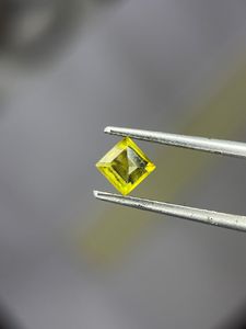 Gema Suelta de Titanita Verde Natural, Tallada en Cuadrado Facetado de 5mm, para la Elaboración de Joyas - Product Image 2